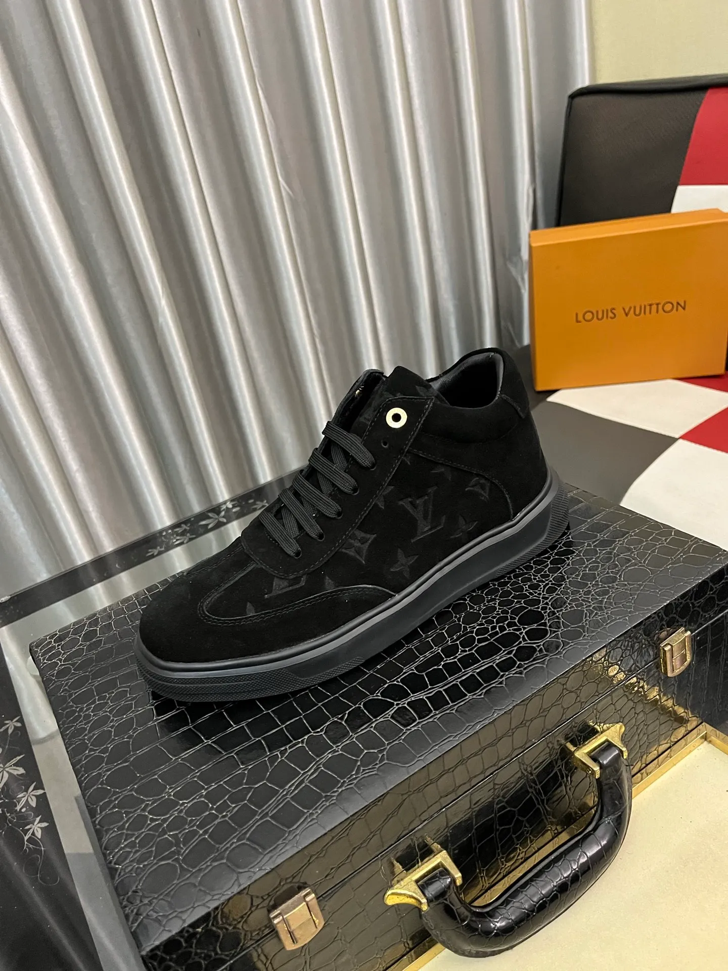Ex-factory price: 420⌚️⌚️《Louis vuitton/LV Louis Vuitton》original quality.~ Unique modern style sneakers. 🏃A must-have casual shoe for trendy men😍😍 Original brand imported from Italy, imported original leather, cowhide lining (refuses to discolor and grind feet) sole: original sole provided by the original factory, French lazy style design ⚠️Fit to the feet, original quality, super comfortable original sole. Code number: 38-443️⃣Colors available